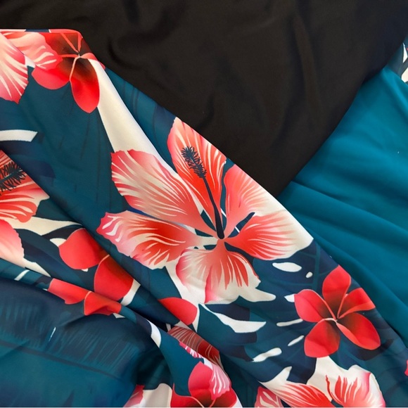 Floral Teal Swim Dress
Casual and elegant
Full coverage black bottom brief - Picture 6 of 8